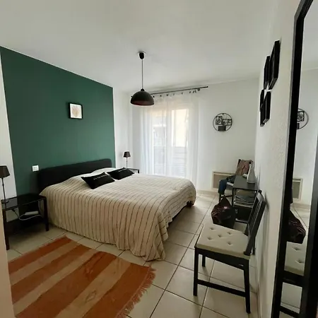 Charming With 2 Balconies Lejlighed